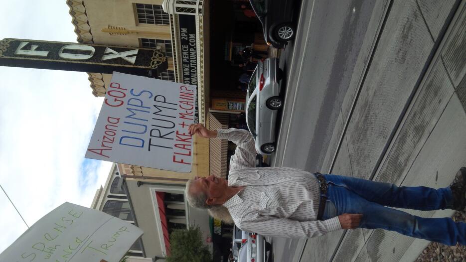Con carteles activistas le gritaron a Mike Pence que no es bienvenido a...