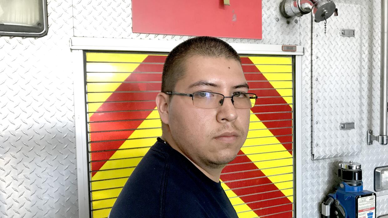 Jesús Manuel Ortiz en la estación de bomberos donde trabaj...