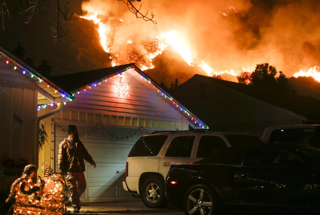 Diciembre en llamas: el fuego cerca casas con decoraciones navideñas en...