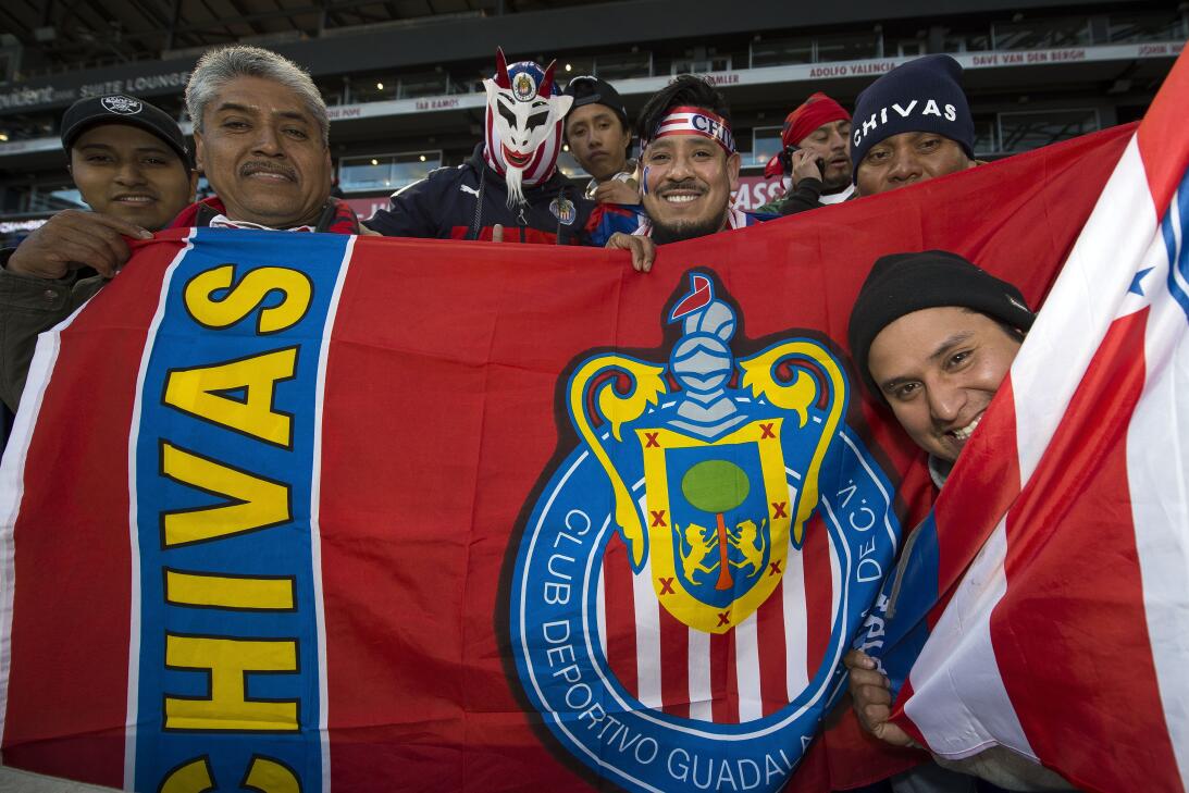 Los fanáticos de las Chivas llegaron hasta New Jersey para acomapañar al...