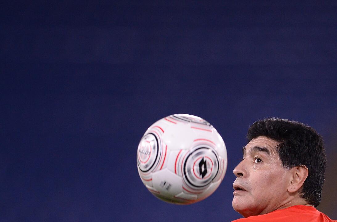 Diego Maradona y su show en el 'Partido por la paz' GettyImages-61418760...