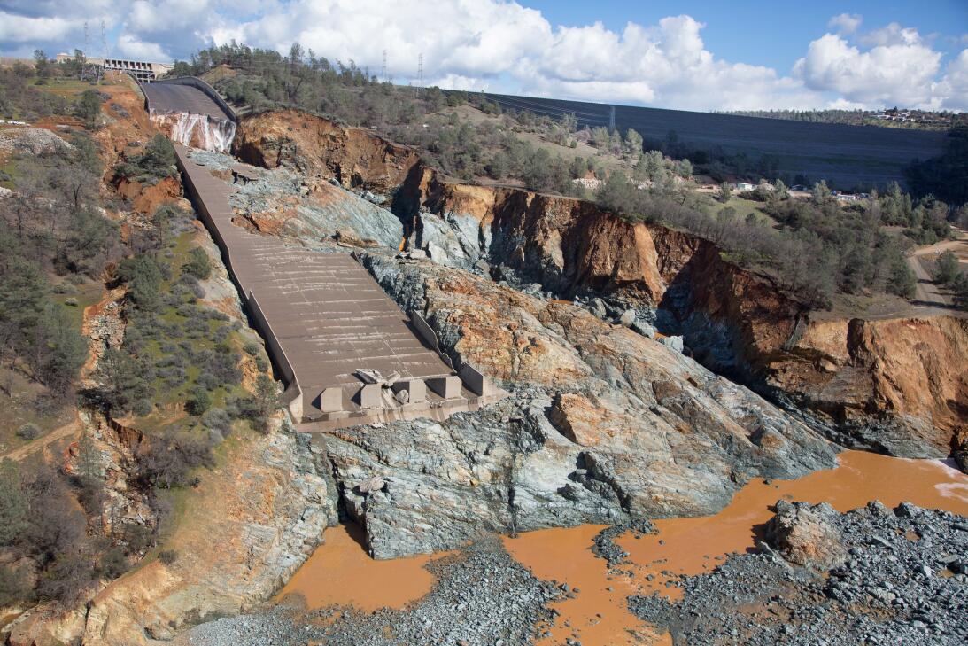 Las vías de desagüe de la represa Oroville resultaron severamente dañada...