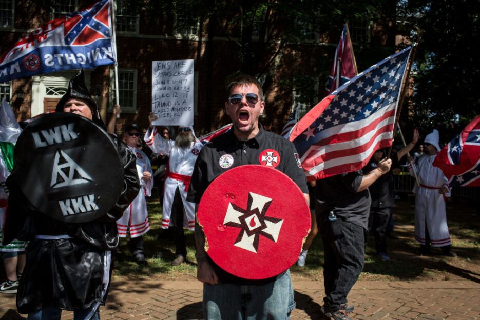 En fotos: Protesta del Ku Klux Klan en Virginia en defensa de monumento...