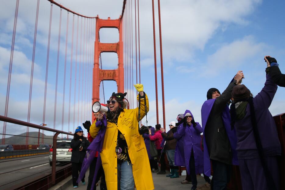 Miles de personas se reunieron en el Golden Gate Bridge en San Francisco...